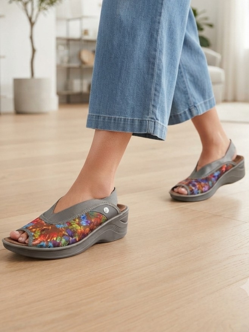 Bzees Multicolor Floral Print Wedge Slingback Sandal with Gray Trim Size 8